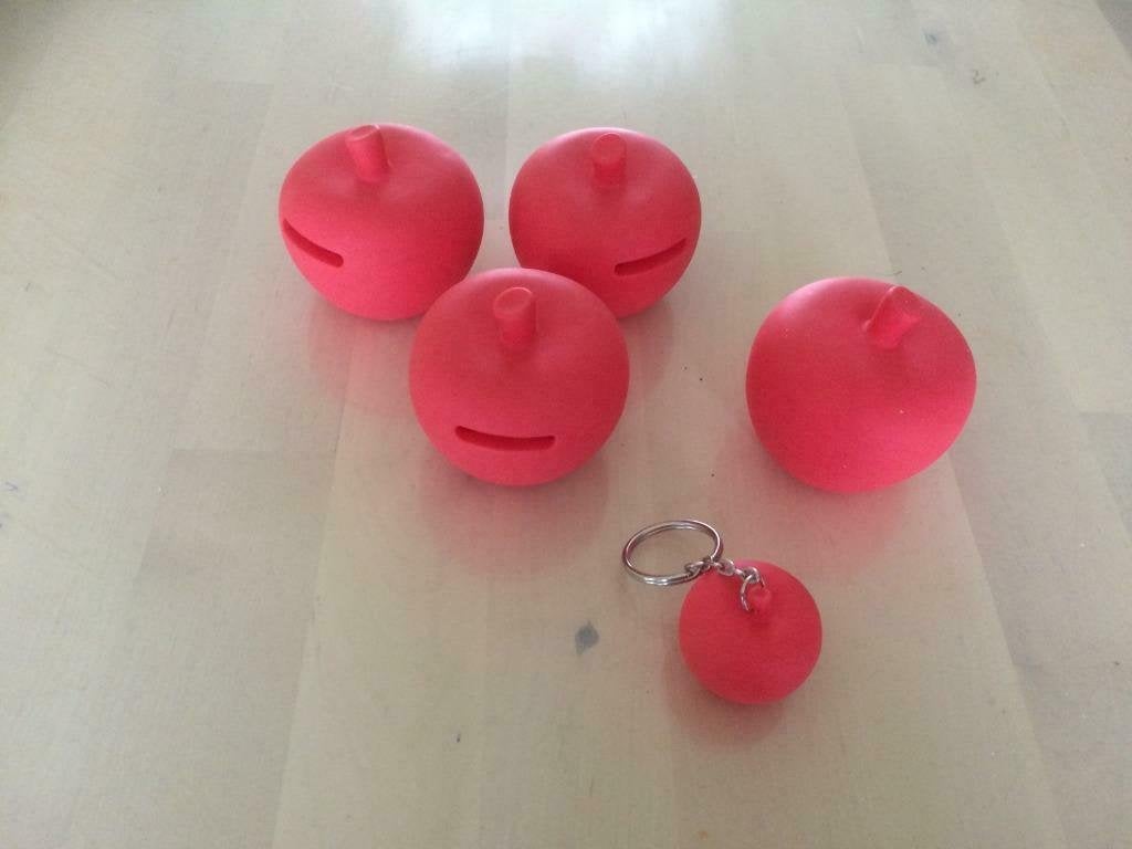 Appel pompom Koraal/rood van Bb collectie UITVERKOOP, Ophalen of Verzenden, Nieuw, Kraamcadeau