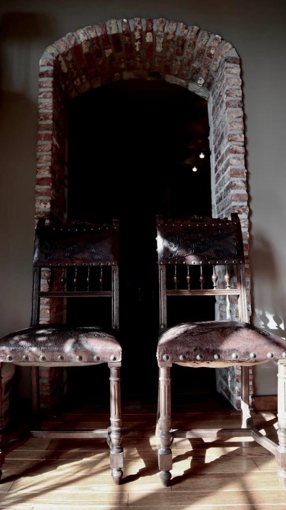 Twee antieke Neo-Renaissance stoelen met draken op leer, Ophalen