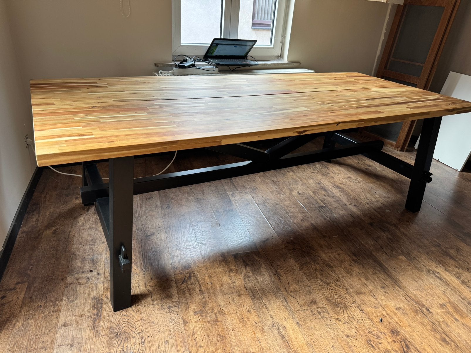 Ikea SKOGSTA Eettafel, acacia/zwart, 235x100 cm, Huis en Inrichting, Ophalen, 200 cm of meer, 50 tot 100 cm, Zo goed als nieuw