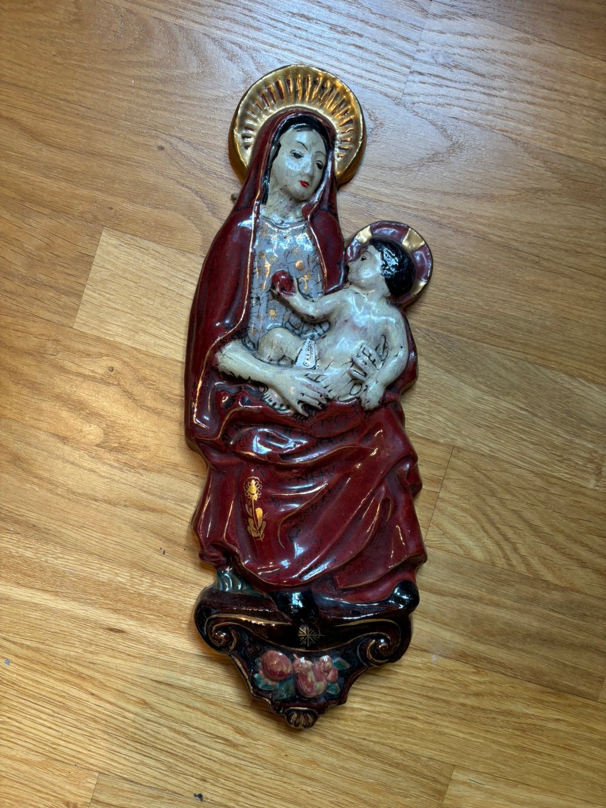 relief mural en céramique représentant Marie avec Jésus, Enlèvement