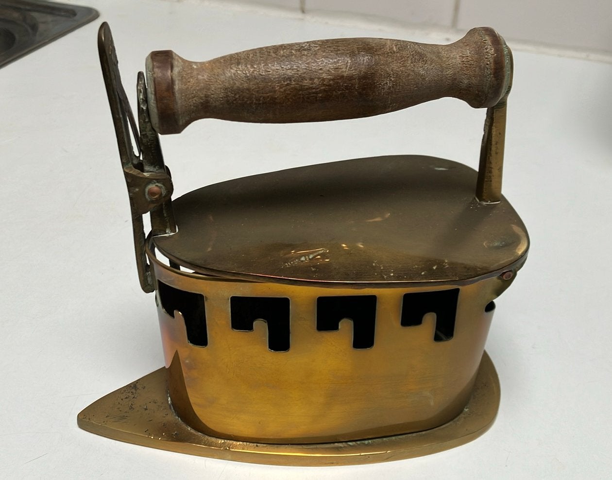 Antieke messing ‘houtskool’ strijkijzer, Antiek en Kunst, Ophalen of Verzenden, Koper