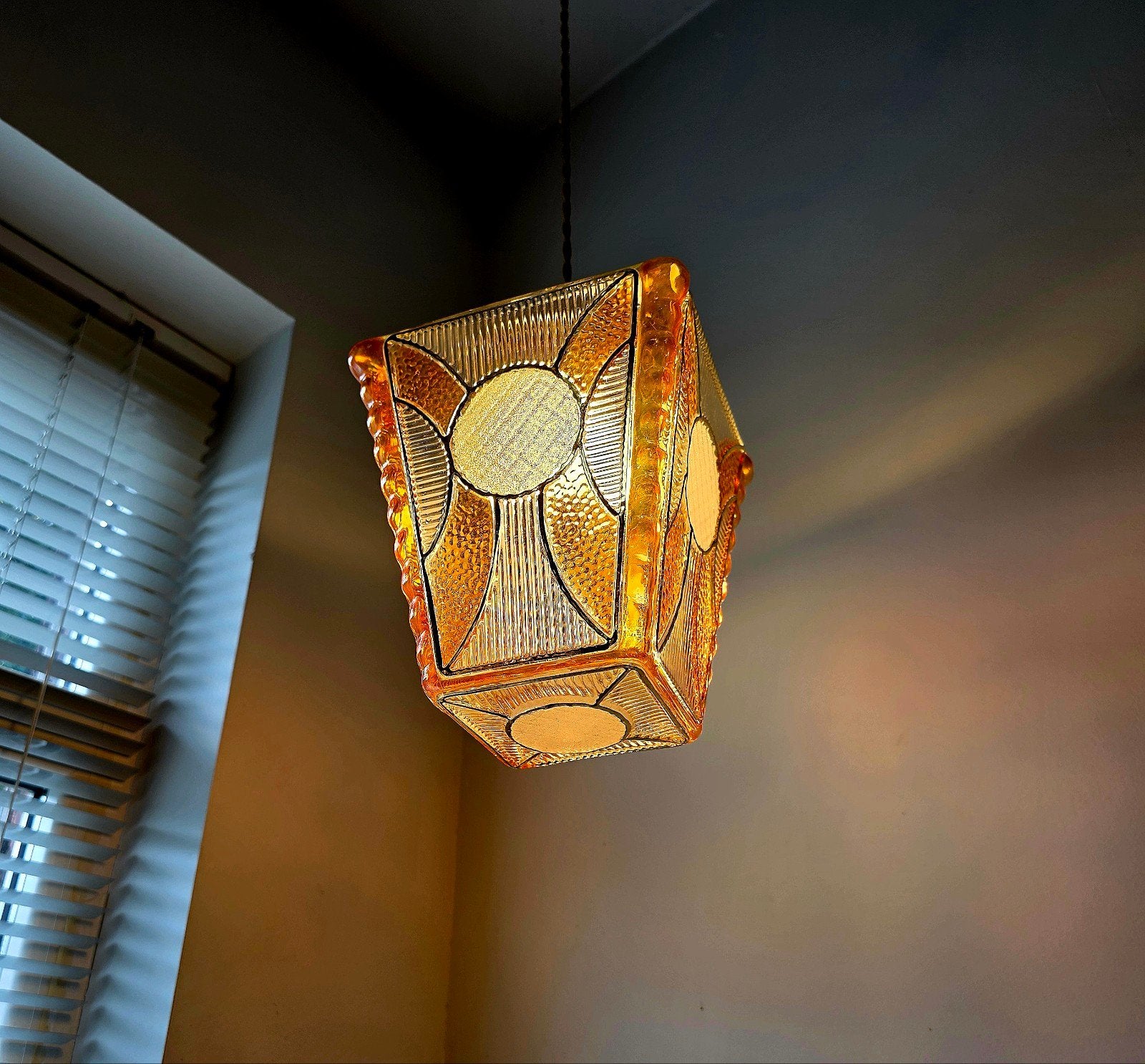 Vintage Art Deco hanglamp in geperst glas., Antiek en Kunst, Antiek | Verlichting, Ophalen of Verzenden