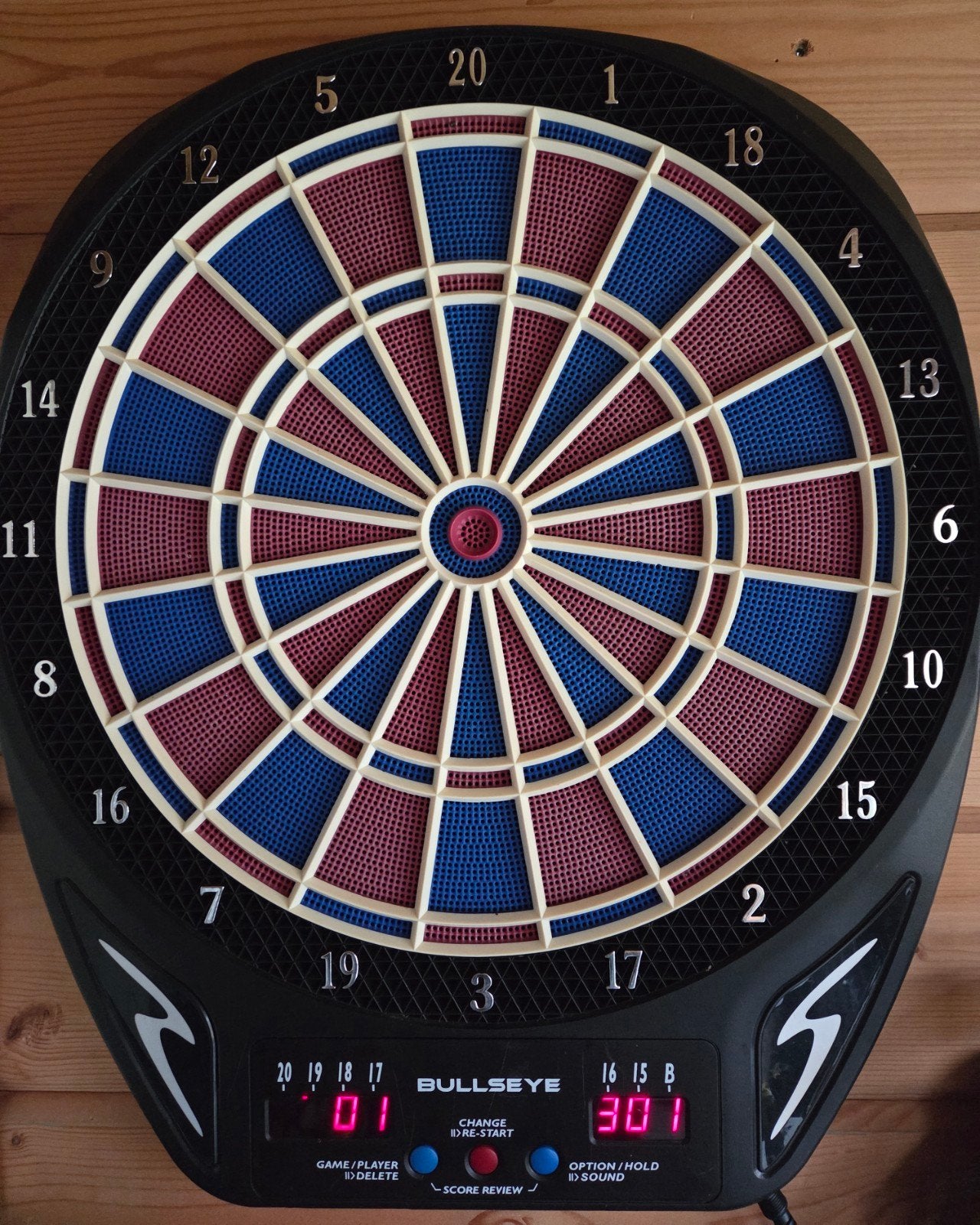 Elektronische dartbord
6 x pijlen met extra puntjes., Sport en Fitness, Darts, Ophalen, Dartbord