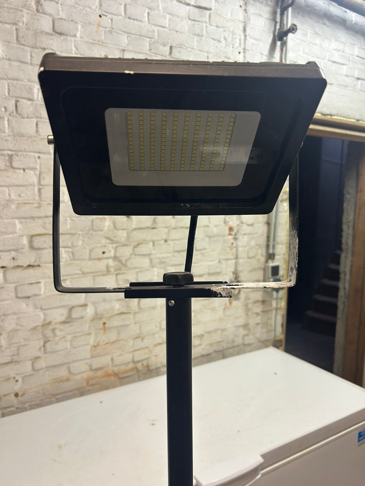 Krachtige LED-spot op statief — bouwplaats/werkplaats, Tuin en Terras, Buitenverlichting, Ophalen, Zo goed als nieuw, Netvoeding