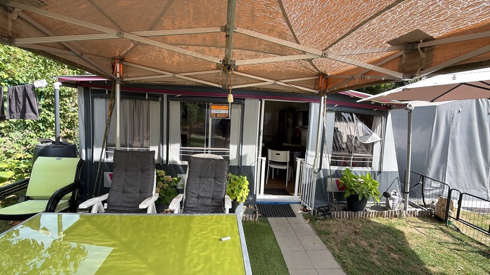 Caravan + voortent en inboedel te koop