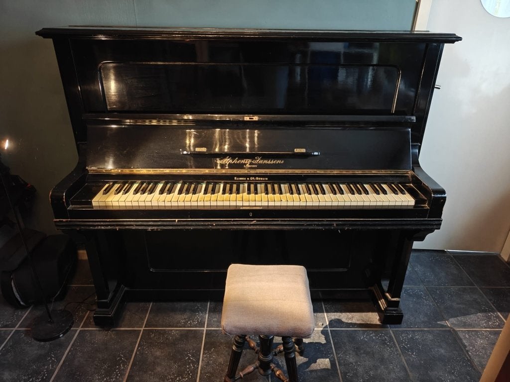 Klassieke buffetpiano, Muziek en Instrumenten, Piano's, Gebruikt, Piano, Zwart, Hoogglans, Ophalen