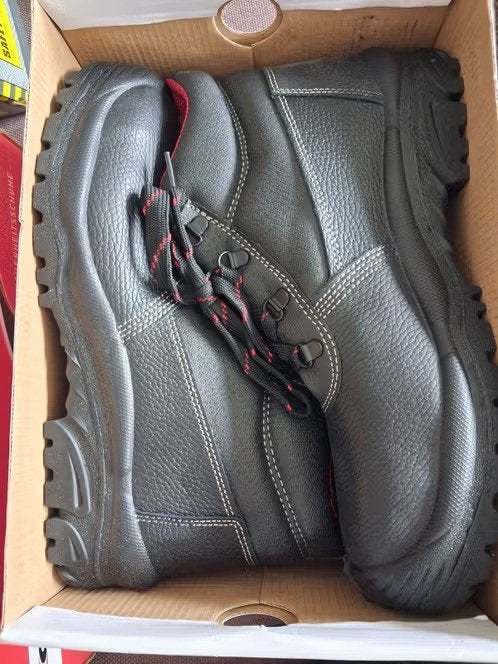 Werkschoenen NIEUW IN VERPAKKING maat 43, Doe-het-zelf en Bouw, Ophalen, Nieuw