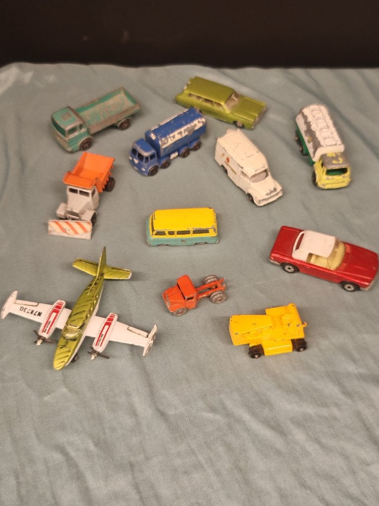Lotje oude Matchbox Lesney auto's en vliegtuigje - Lot 1/2, Gebruikt, Mattel, Inc., 333 Continental Blvd, El Segundo, CA 90245, Verenigde Staten.