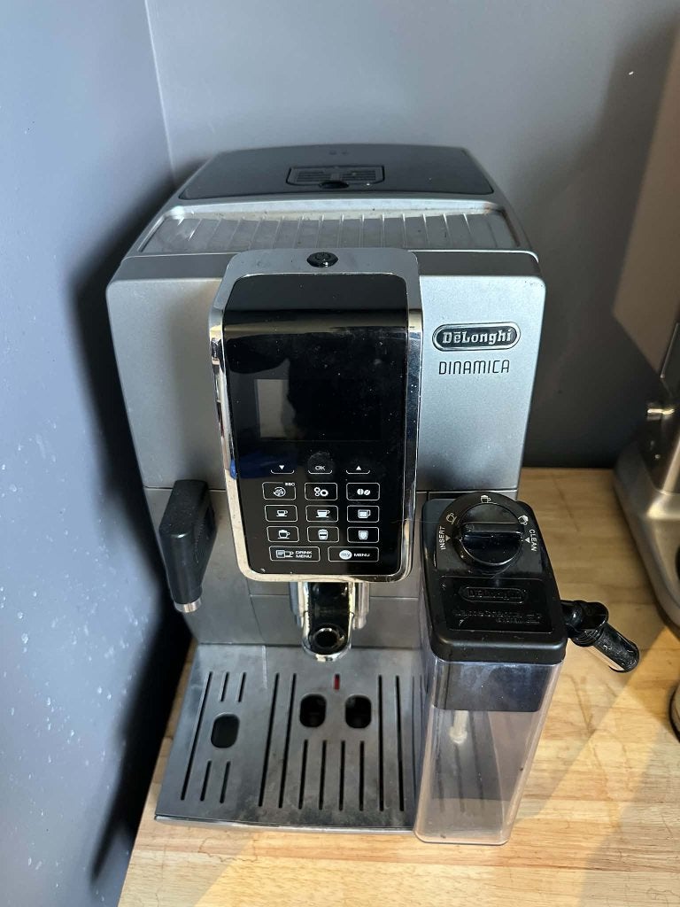 Delonghi Dinamica avec mousseur à lait, Electroménager, Machine à espresso, Réservoir d'eau amovible, 2 à 4 tasses, Café moulu