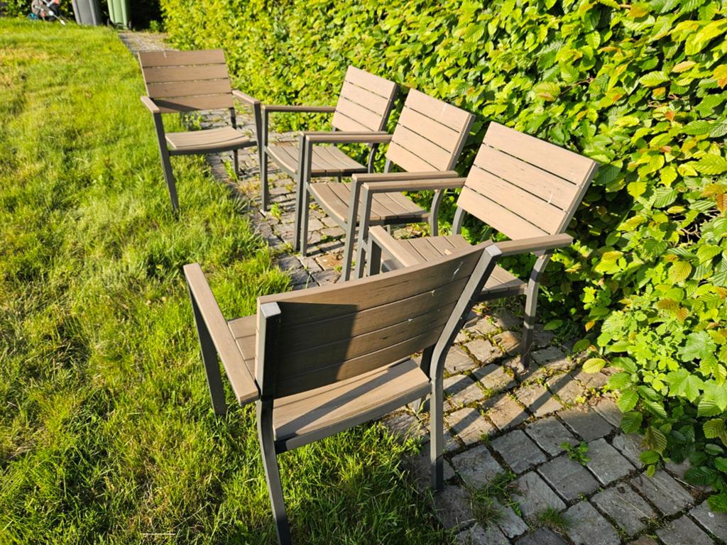 5 belles chaises de jardin en aspect bois et acier