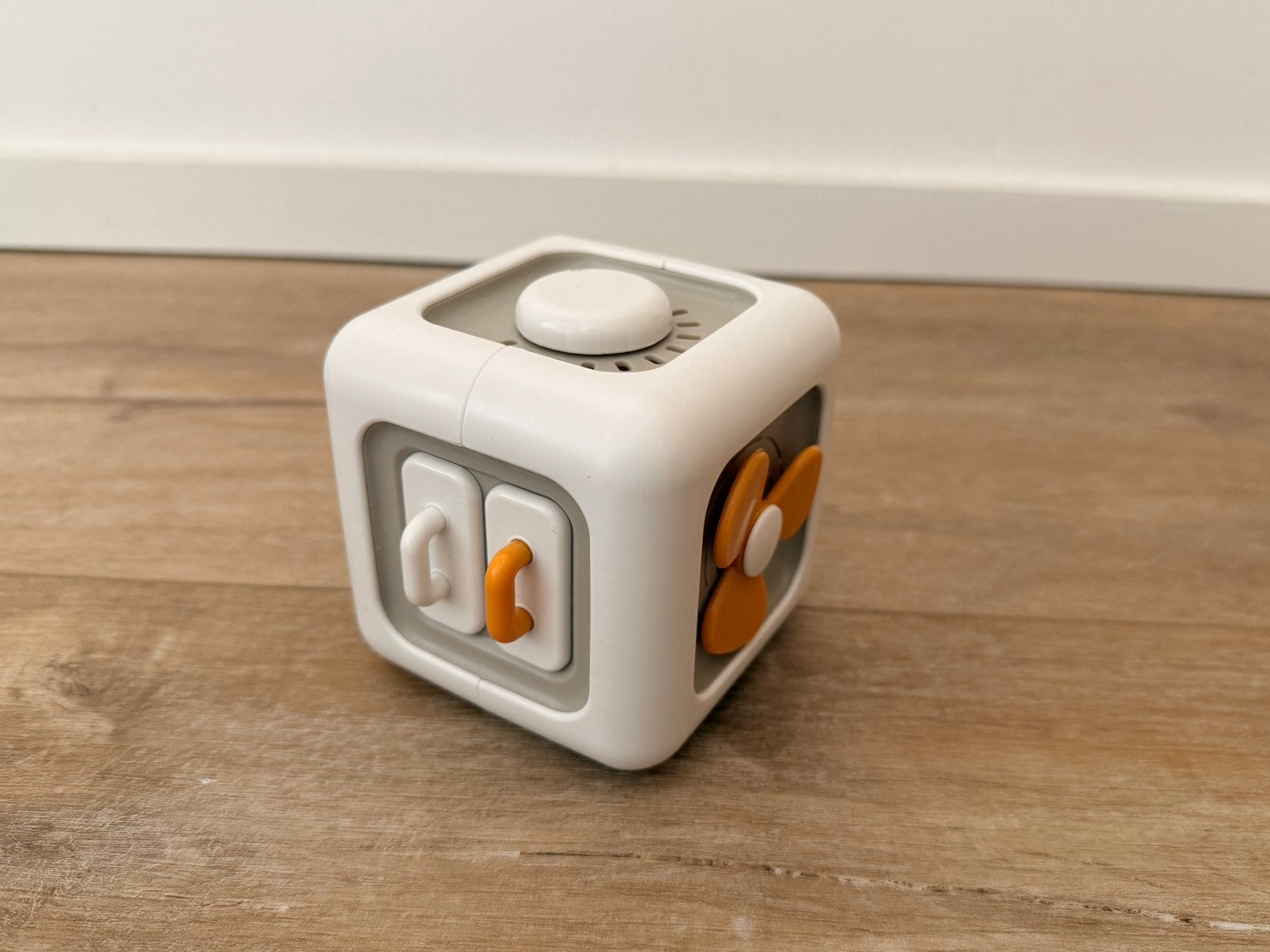 Cube d’activités sensoriel et de manipulation (Busy Cube), Enlèvement, Utilisé, Autres types