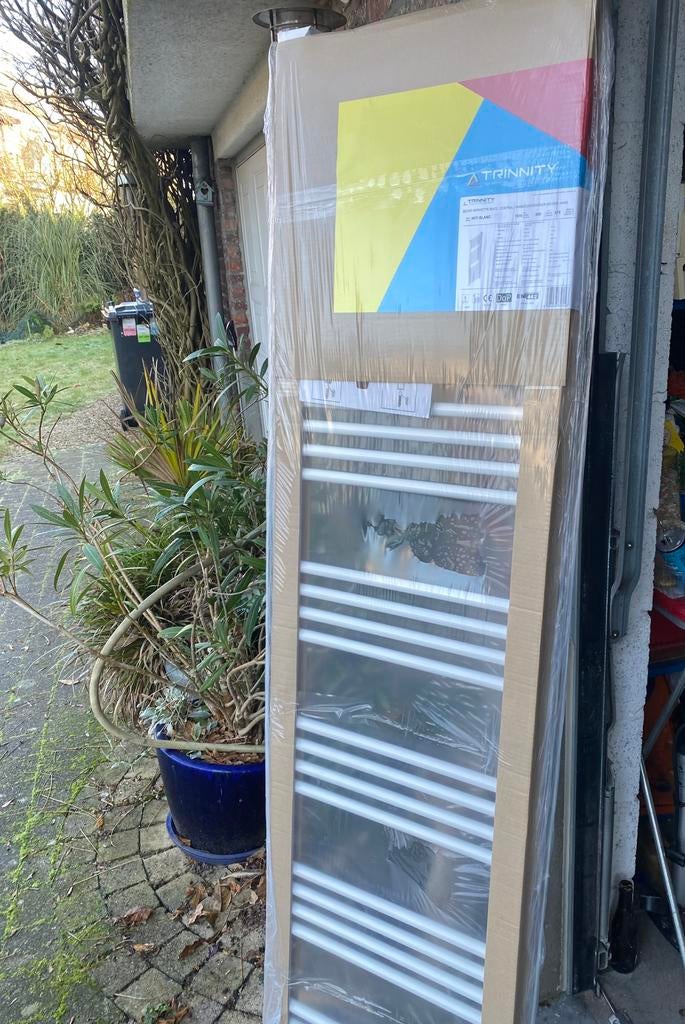 Nouveau sèche-serviettes, Enlèvement, Neuf, 500 à 800 watts, Radiateur