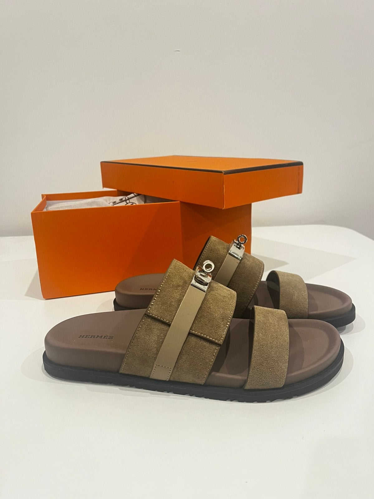 Hermès Heren Sandalen Taupe/Bruin – size 43 Nieuw met Doos, Kleding | Heren, Ophalen of Verzenden, Zo goed als nieuw, Bruin, Sandalen