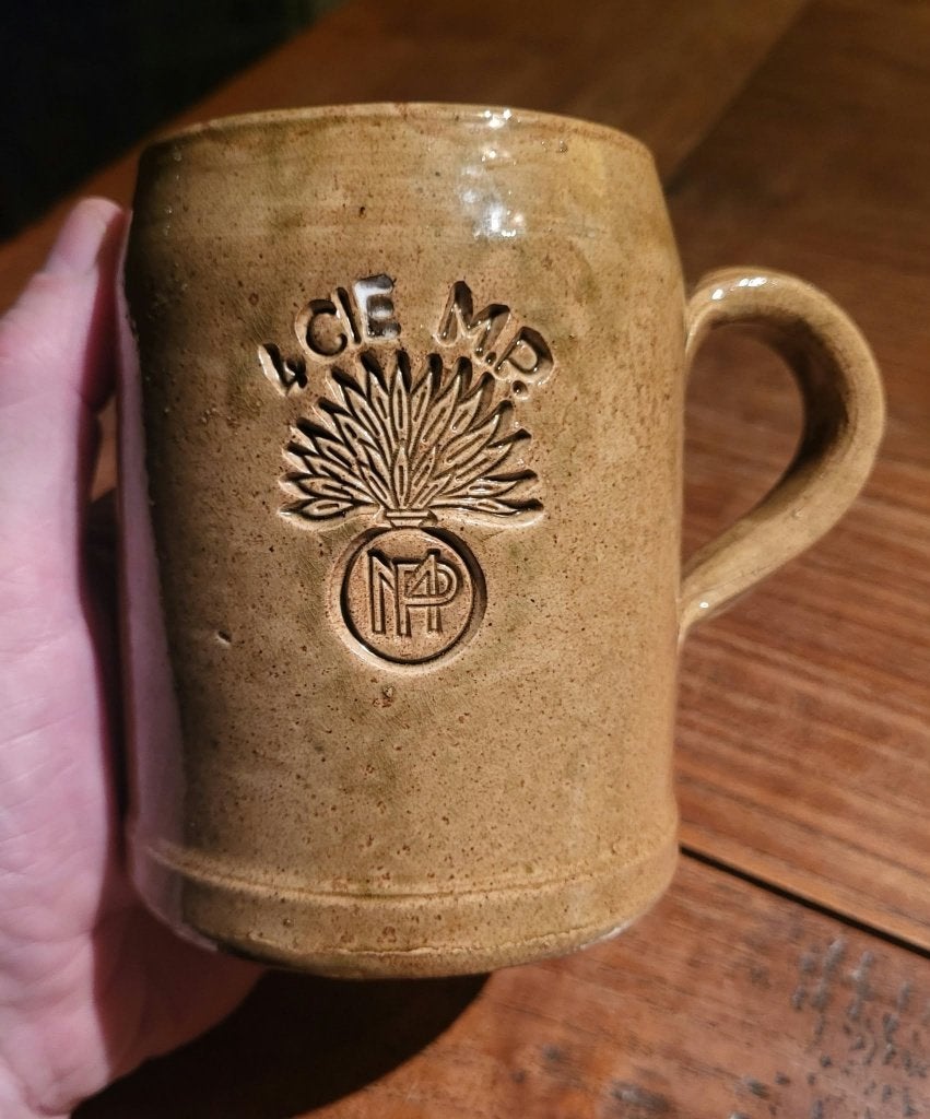 Chope à bière vintage 4th Company Military Police, Collections, Enlèvement ou Envoi, Armée de terre, Autres types