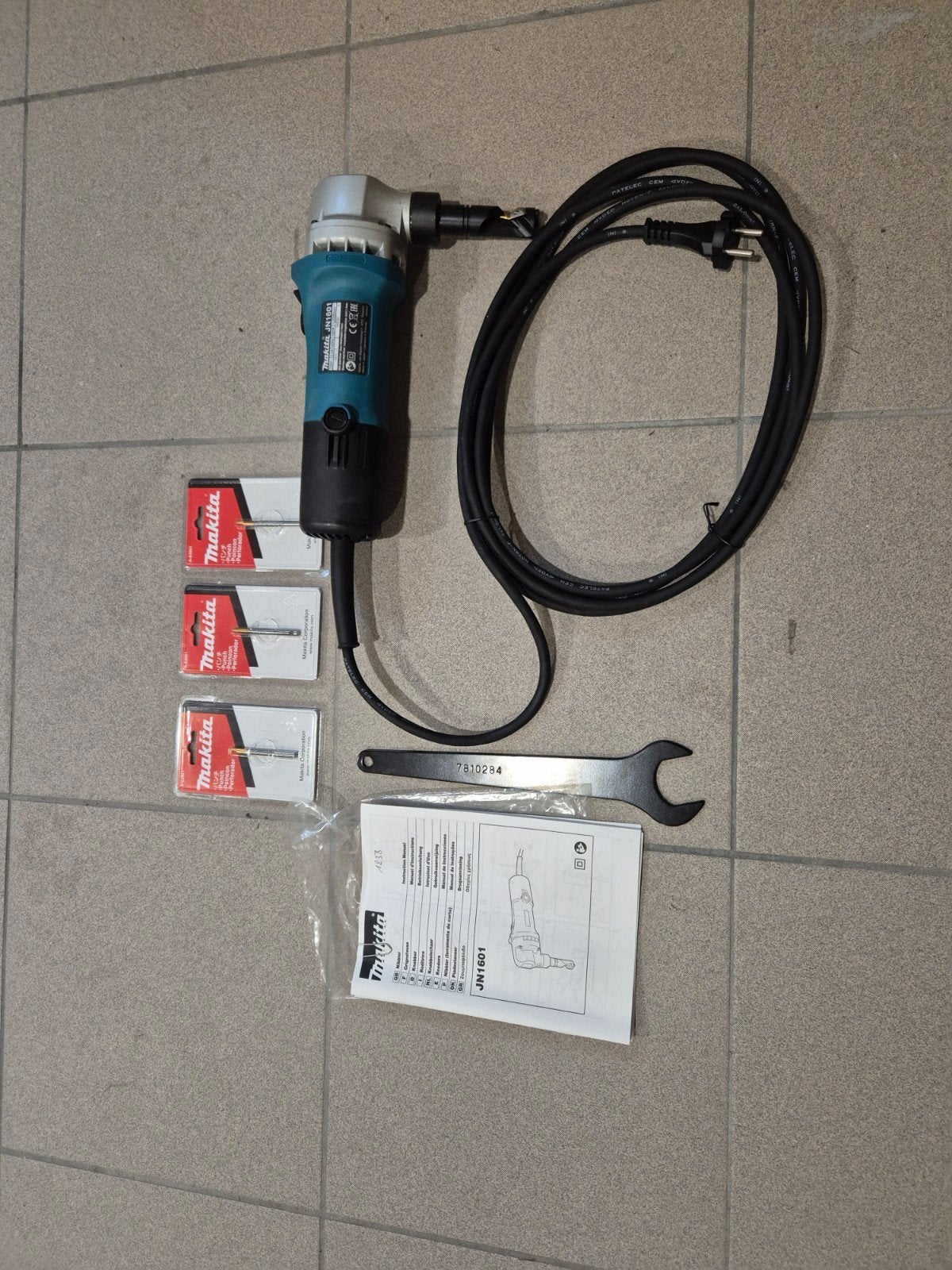 Grignoteuse makita neuve jamais servi +3 poinçons neufs, Bricolage & Construction, Outillage | Meuleuses, Enlèvement, Neuf, Autres types