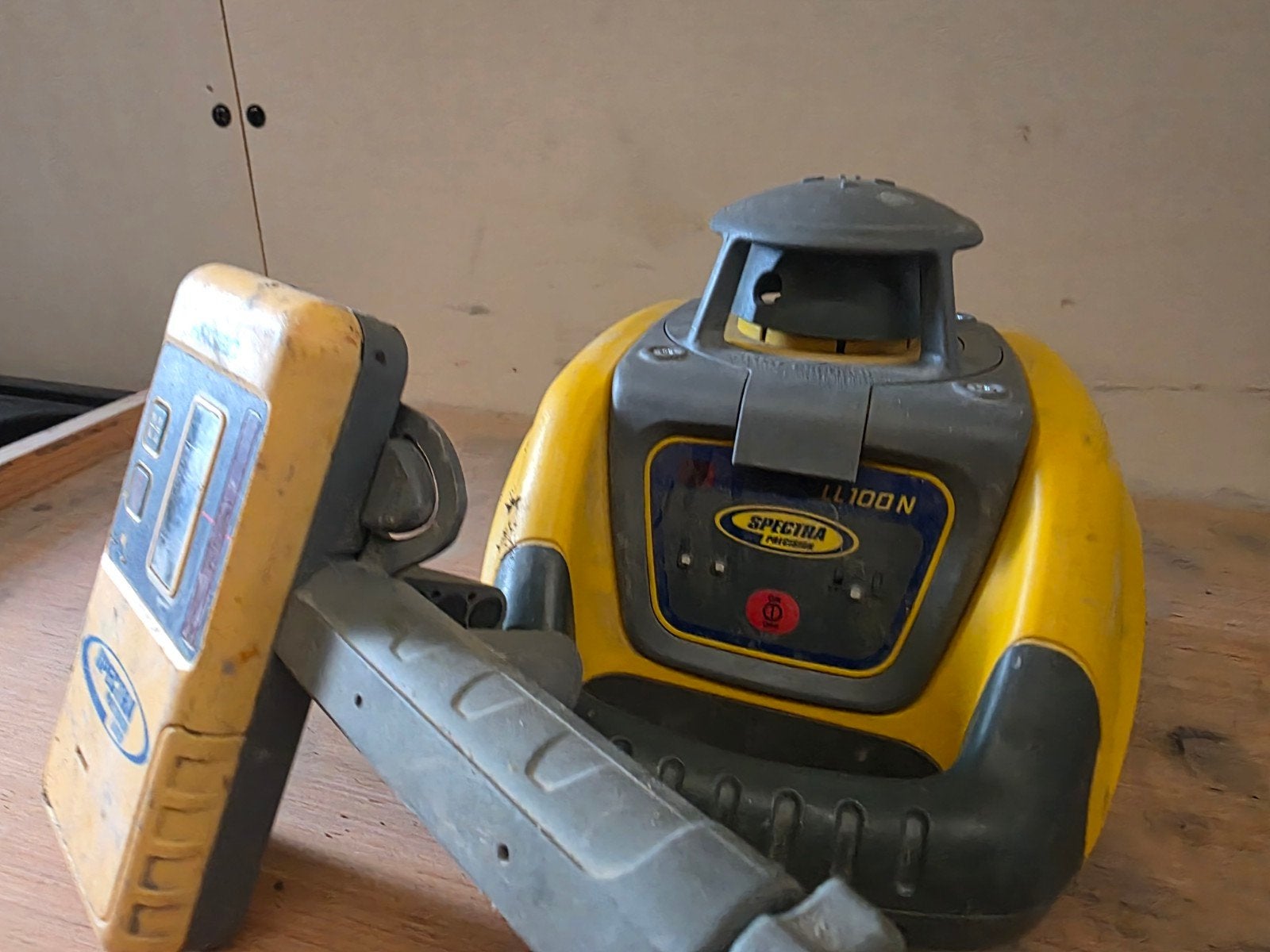spectra LL100N bouwlaser met ontvanger, Doe-het-zelf en Bouw, Ophalen, Zo goed als nieuw