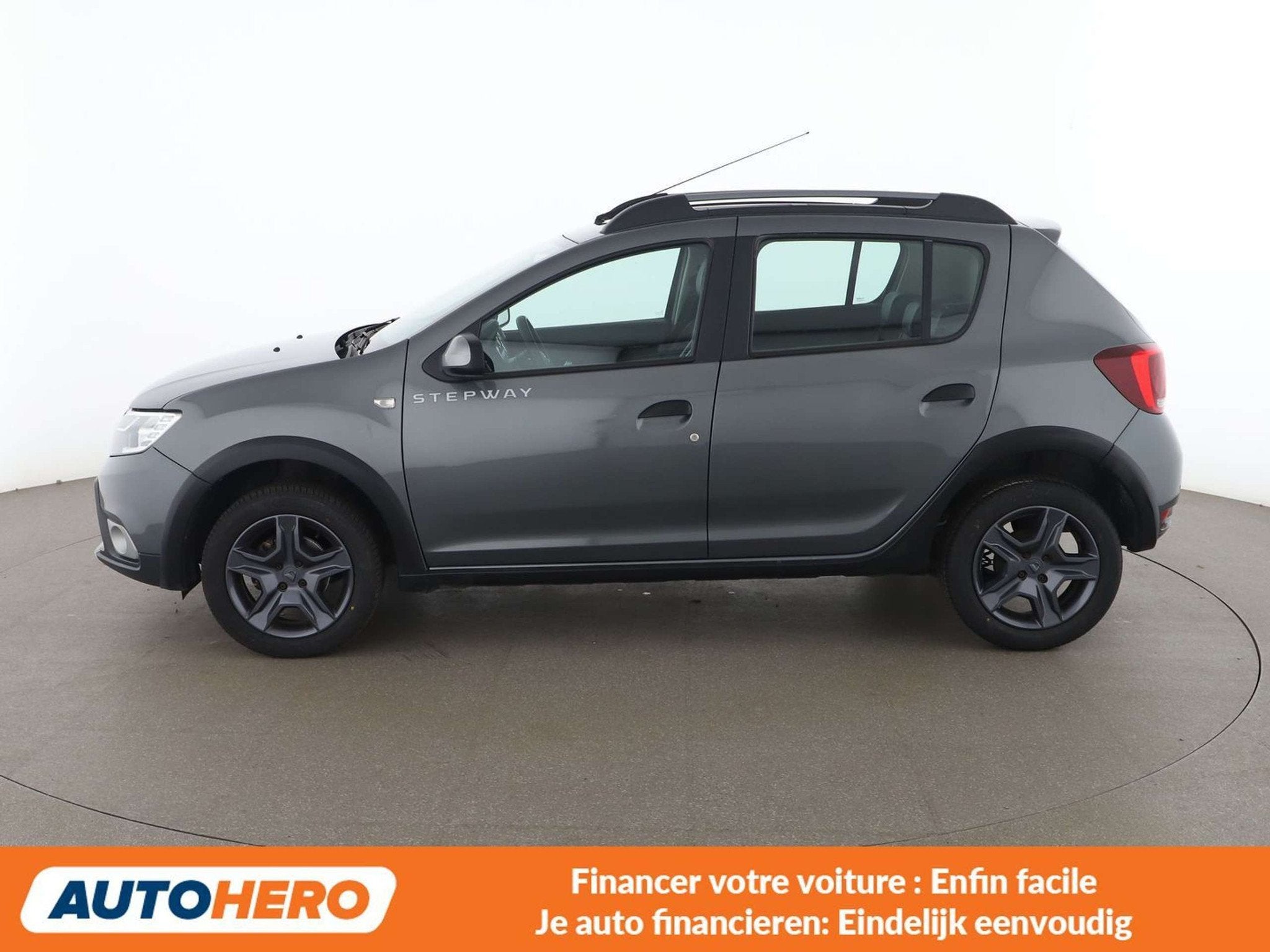 Dacia Sandero 1.5 dCi Stepway Celebration (bj 2017), Auto's, Voorwielaandrijving, Gebruikt, Zwart, 1165 kg