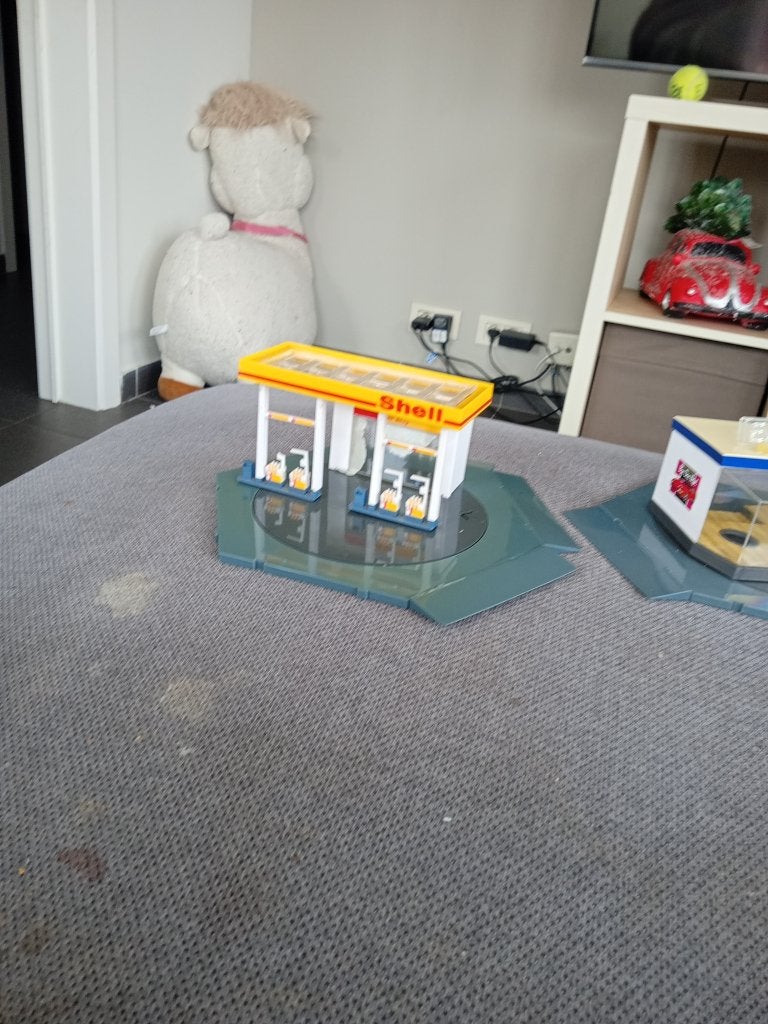 Salled'expositiondela station-service Shell+ et garage 1/64, Hobby & Loisirs créatifs, Enlèvement ou Envoi, Comme neuf, Voiture