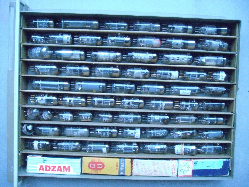130 Radio en TV lampen +  buisvoeten /sockets + toestellen, Ophalen, Gebruikt