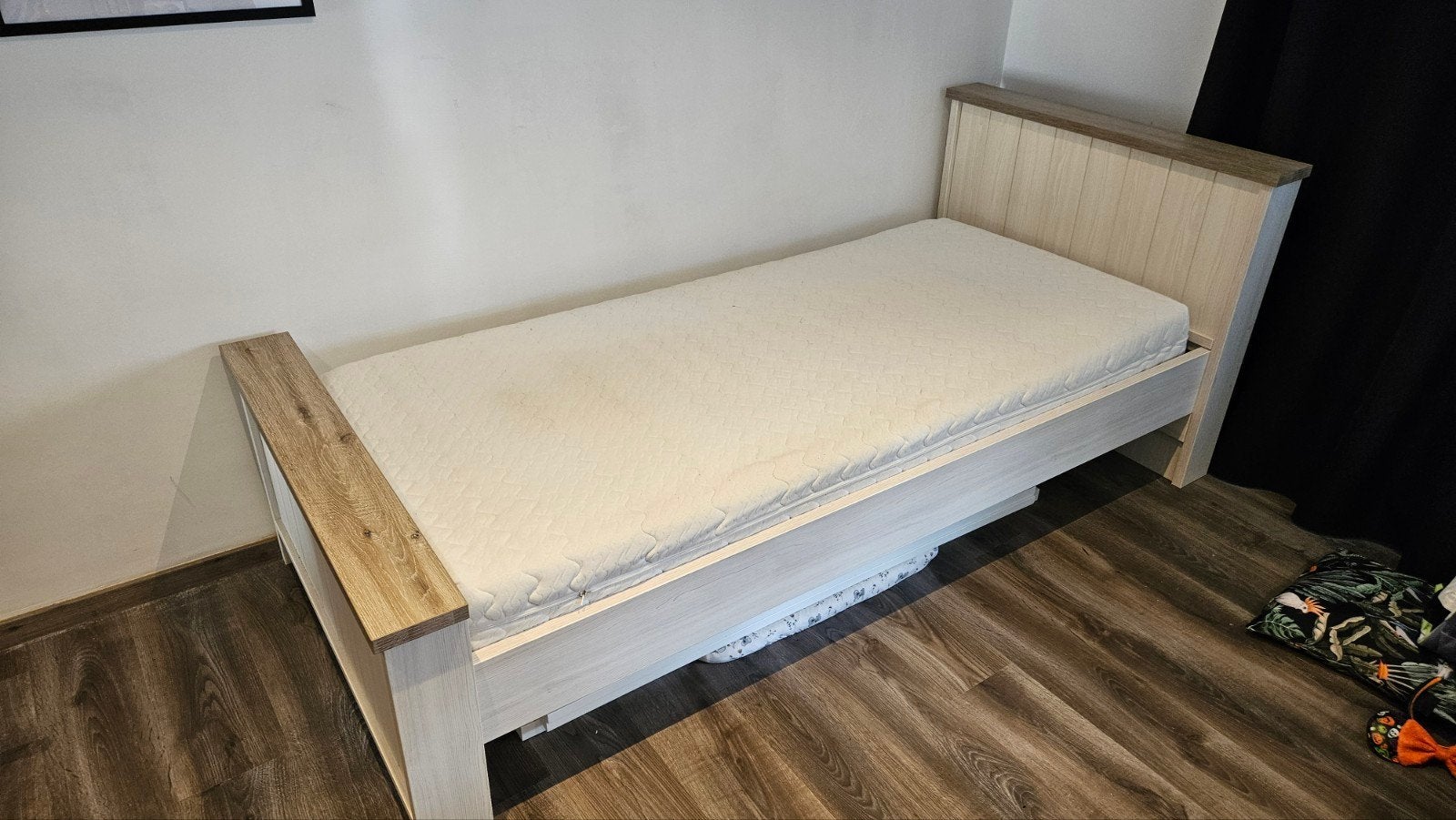 1 persoonsbed met lattenbodem en matras, Huis en Inrichting, Slaapkamer | Bedden, Ophalen