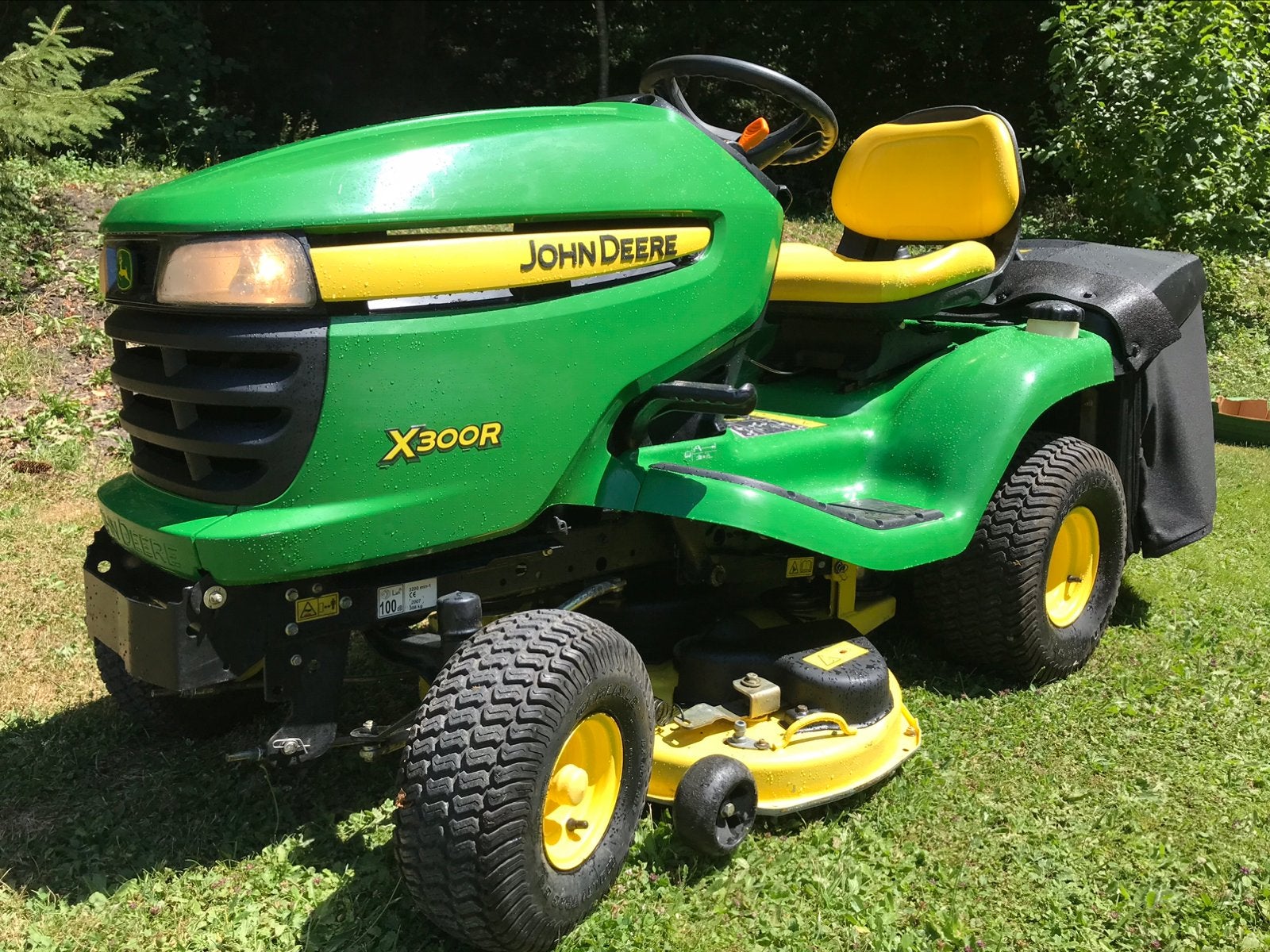 TRACTEUR TONDEUSE JOHN DEERE X300R, Jardin & Terrasse, Comme neuf, JOHN DEERE, Bac de ramassage, 90 à 120 cm