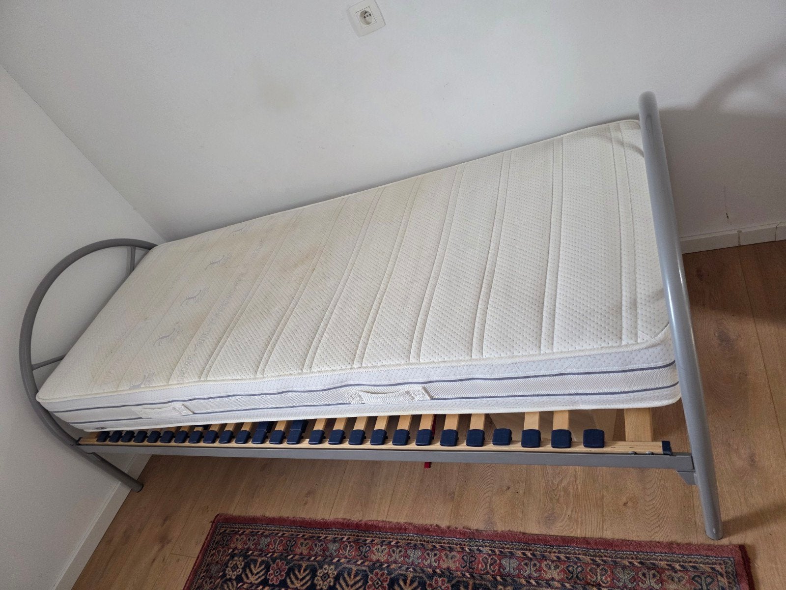 Metalen eenpersoonsbed met matras in goede staat., Huis en Inrichting, Ophalen