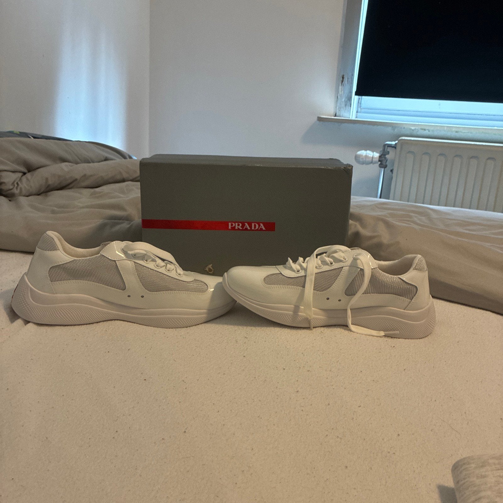Prada cups-wit-maat 42, Enlèvement ou Envoi, Comme neuf, Blanc, Baskets