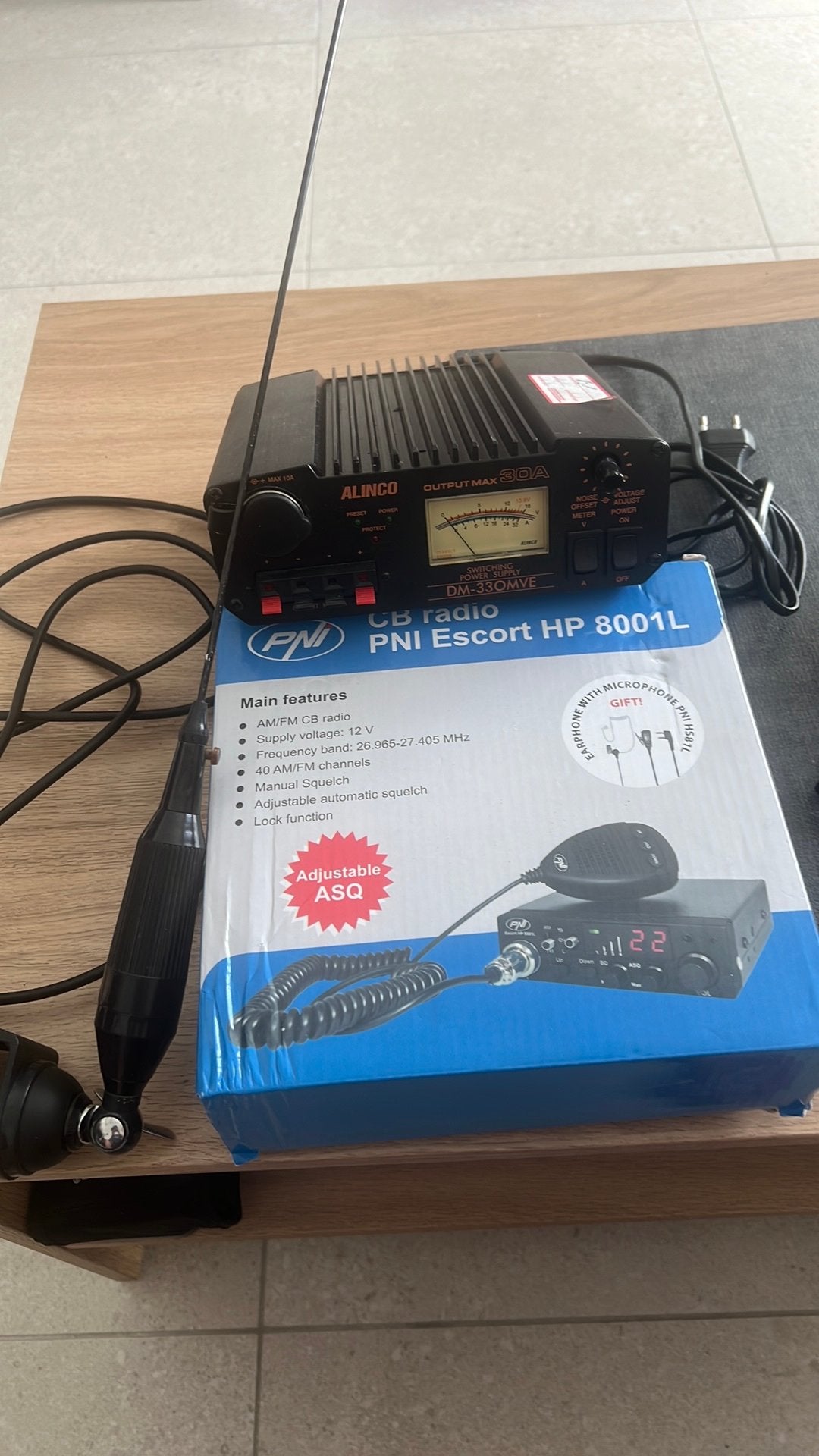 Radio CB 40 canaux, plus antenne, plus alimentation, Enlèvement, Comme neuf