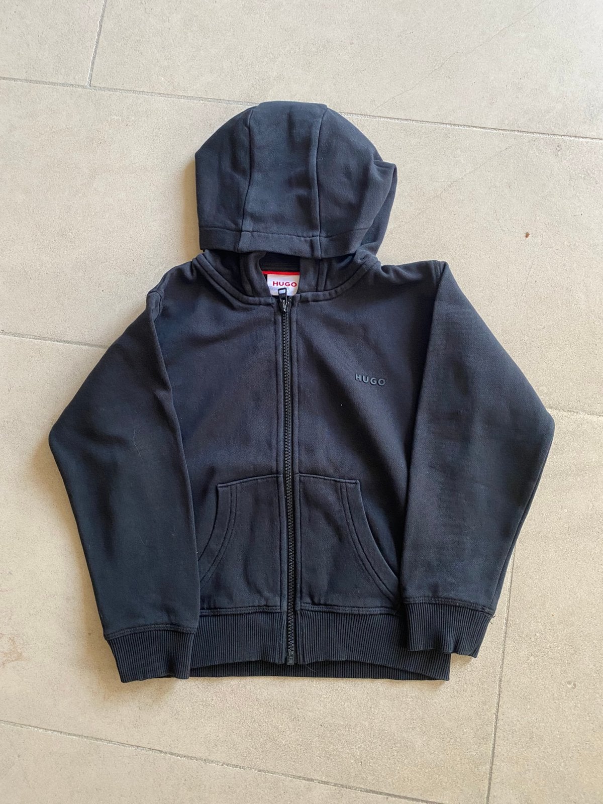 Vest met kap en rits Hugo Boss maat 6 jaar, Enfants & Bébés, Enlèvement ou Envoi, Utilisé, Garçon, Pull ou Veste