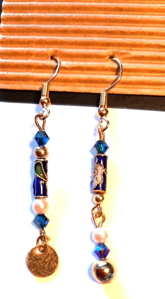 Te koop: Nieuw! Mooie asymetrische oorbellen blauw, Bijoux, Sacs & Beauté, Boucles d'oreilles, Neuf, Enlèvement, Autres matériaux
