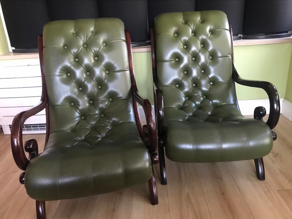 Twee identieke chesterfields fauteuils leder olijfkleur, Ophalen, Zo goed als nieuw