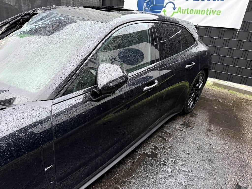 SPIEGEL LINKS Porsche Panamera Sport Turismo (971H), Gebruikt, Porsche Deutschland GmbH, Porscheplatz 1
70435  Stuttgart, DE, Porsche