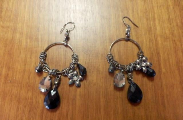 (6)- 2 boucles d'oreilles noires, Bijoux, Sacs & Beauté, Boucles d'oreilles, Enlèvement ou Envoi, Comme neuf, Noir, Pendantes