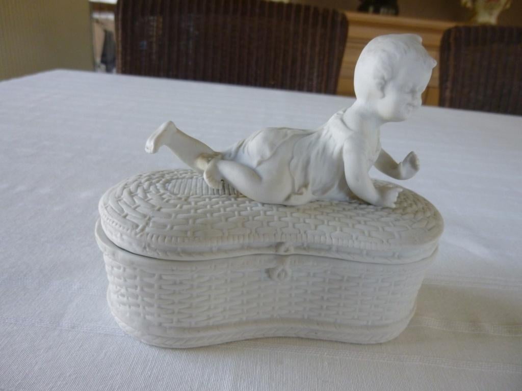 beeld in biscuit liggend kindje op mand, Enlèvement ou Envoi