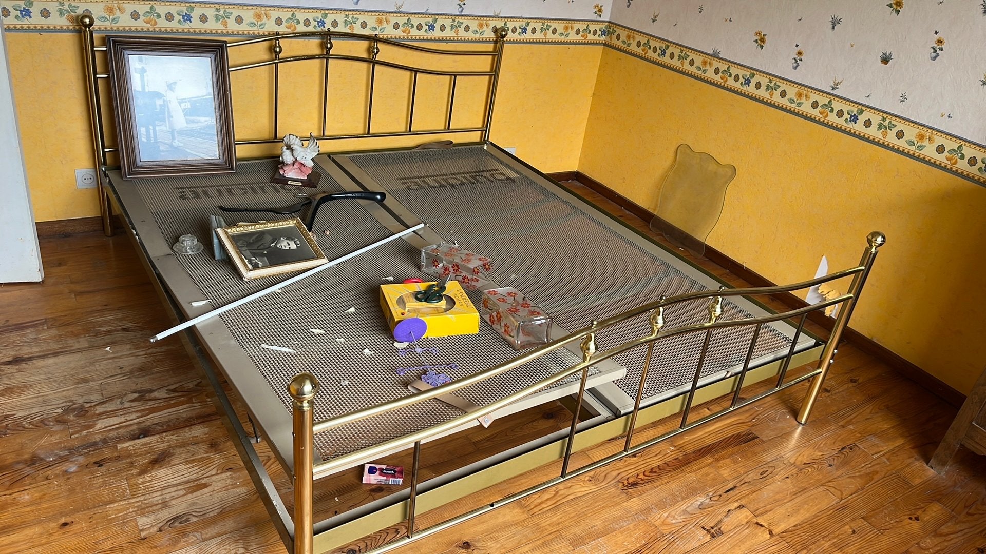 Koperen bedframe, Ophalen