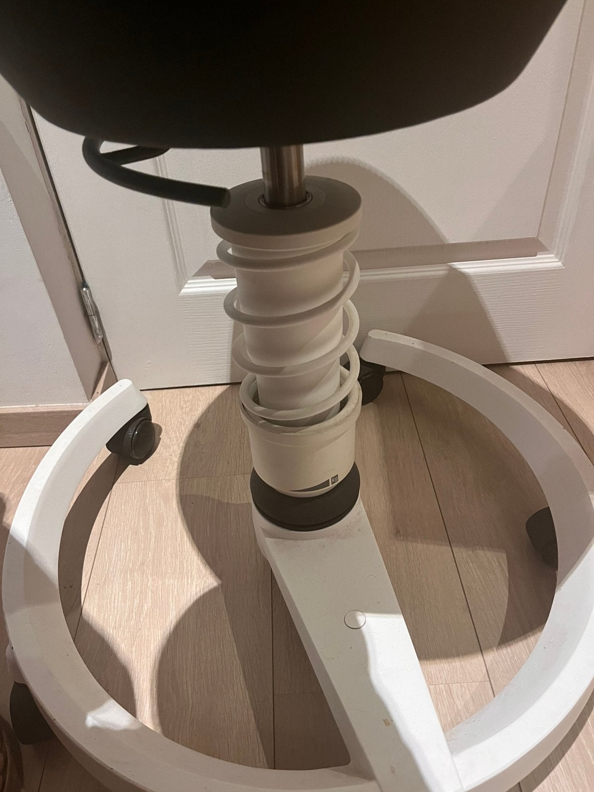 Aeris Swopper office chair white frame, 180 EUR, Ophalen, Zo goed als nieuw, Zwart, Bureaustoel