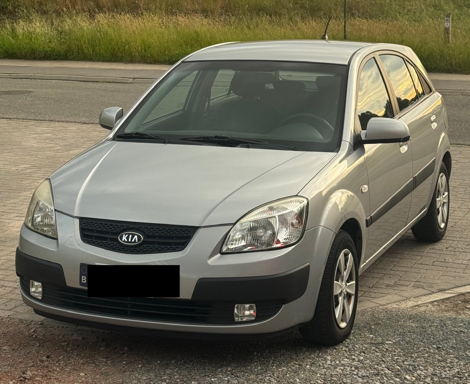 Kia Rio benzine automaat met airconditioning, Auto's, Kia, Stof, 4 cilinders, 5 zetels, Grijs