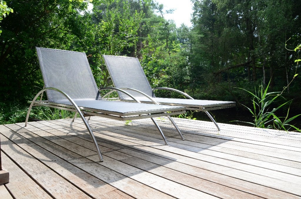 2 ligbedden (1 beschadigd zie foto), Jardin & Terrasse, Chaises longues, Enlèvement, Utilisé, Inox, Réglable