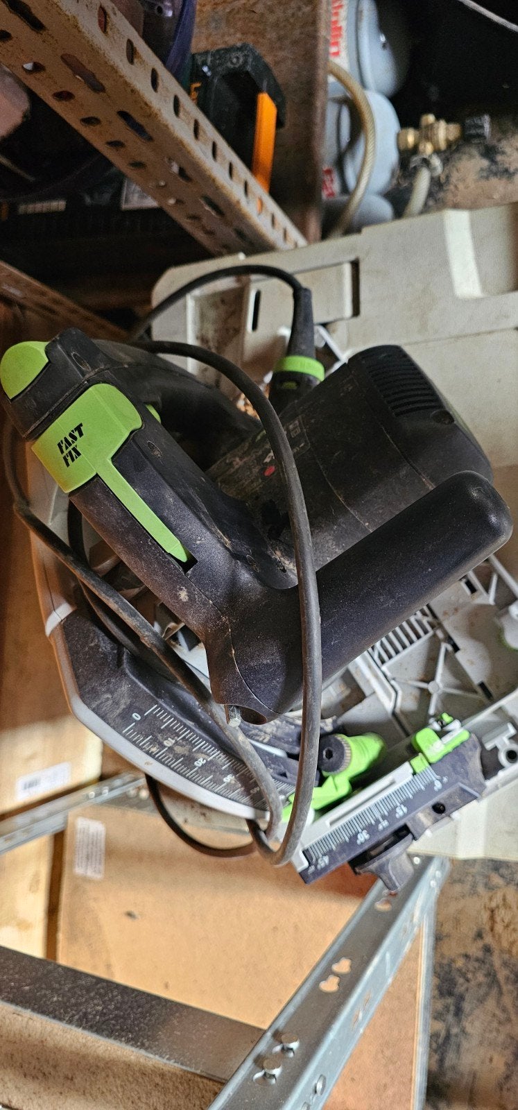 Scie plongeante Festool.
Cet équipement offre une polyvalenc, Bricolage & Construction, 1200 watts ou plus, 30 à 70 mm, Comme neuf