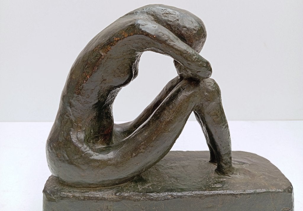 BEELD KUNSTWERK NUYT A ZITTEND NAAKT VROUW, Ophalen of Verzenden, 20 - 50 cm, Overige materialen, Beeld