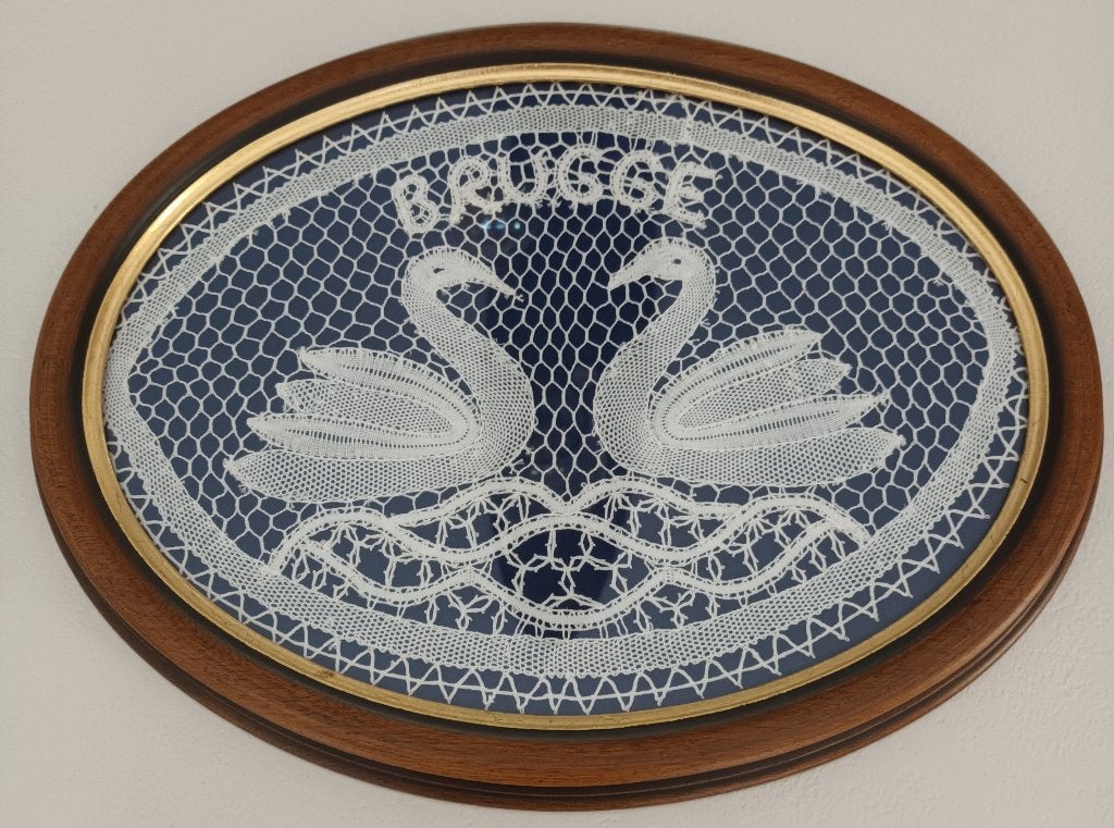 Dentelle de Bruges dans un cadre ovale en bois, Antiquités & Art, Enlèvement
