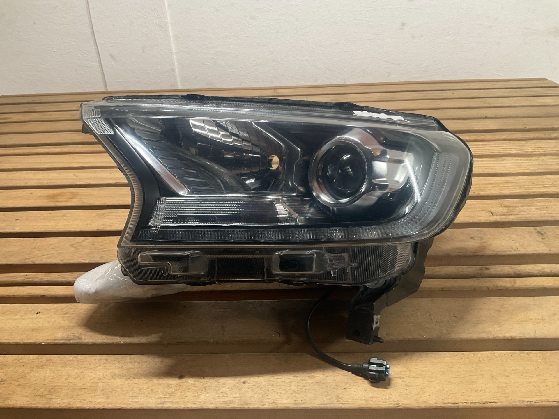 Koplamp Ford Ranger T7 / T8 2015 2022 LH EB3B13W030, Info@ford.com, Ford Motor Company, American Road 1
48126  Dearborn, Ford