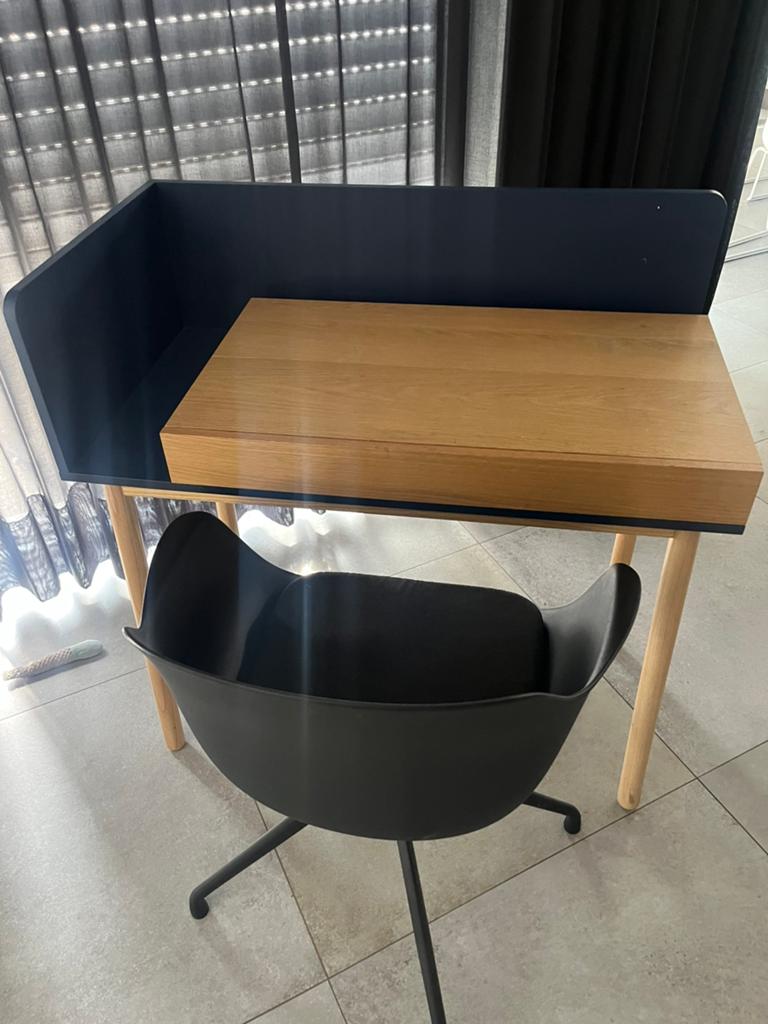 Design bureau met draaibare stoel, Huis en Inrichting, Bureaus, Modern, Ophalen, Zo goed als nieuw, Zwart