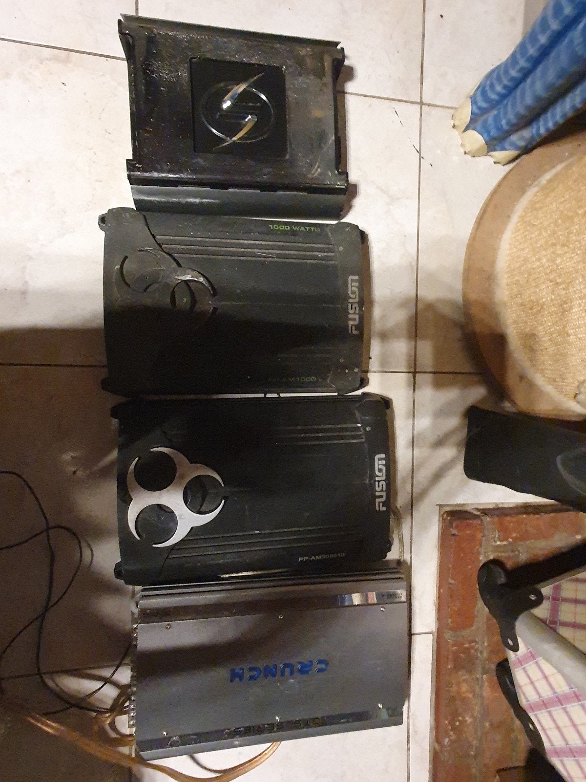 Titre : Lot 4 amplis Car Audio (Spectron, Fusion, Crunch) –