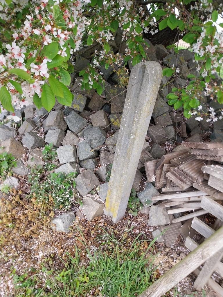 Betonnen paaltjes 6 stuks, Ophalen