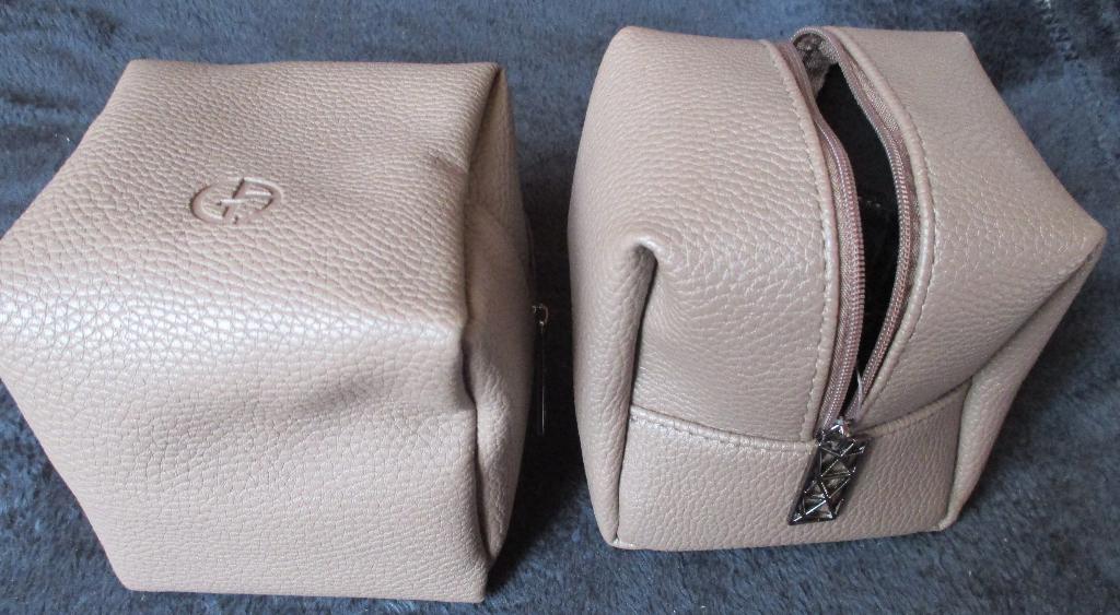 2 make-up tasjes in leder, samen 3,50 euro, of 2 euro voor 1, Bijoux, Sacs & Beauté, Enlèvement ou Envoi, Neuf, Beige, Homme ou Femme