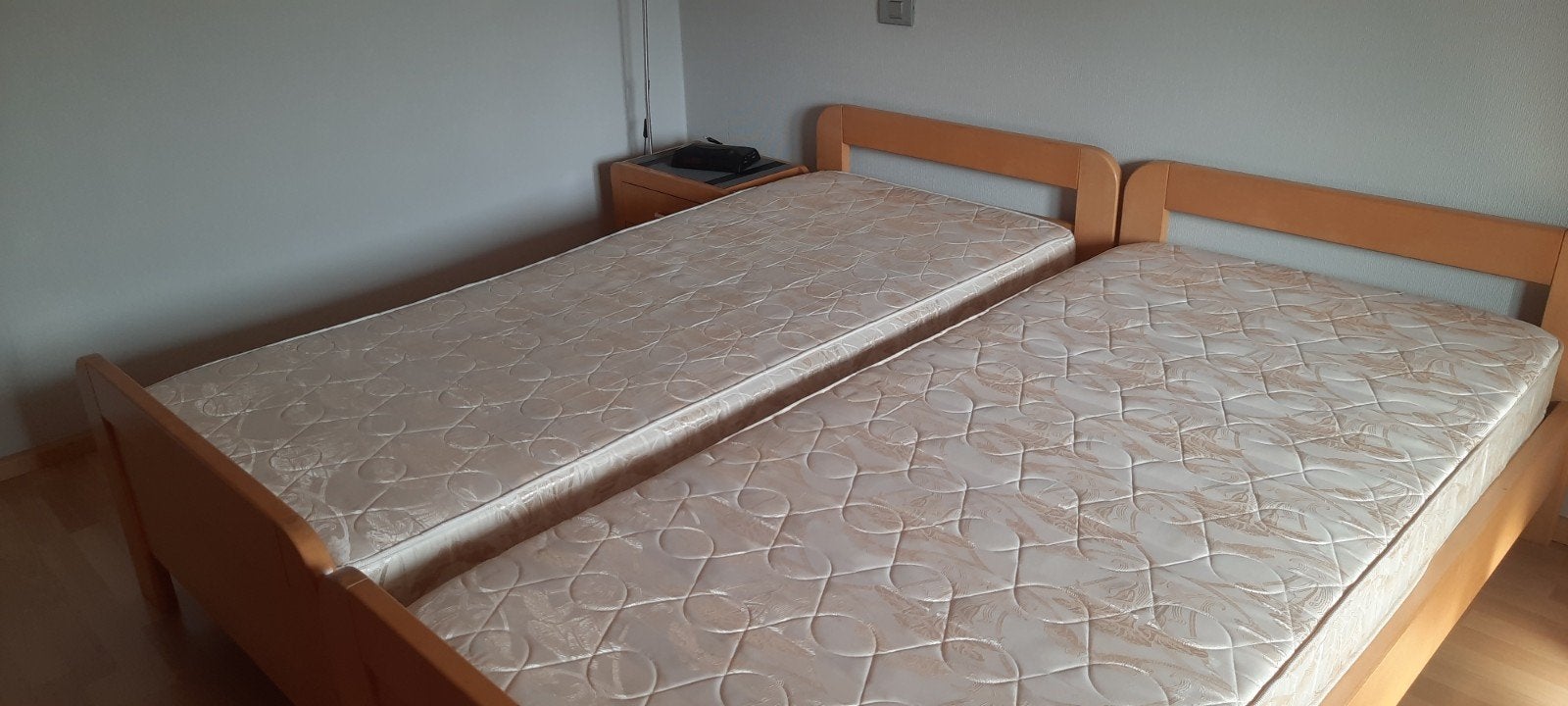 2 éénpersoonsbedden (lattoflex + matras) en 2 nachtkastjes, Ophalen, Gebruikt, 90 cm, 200 cm