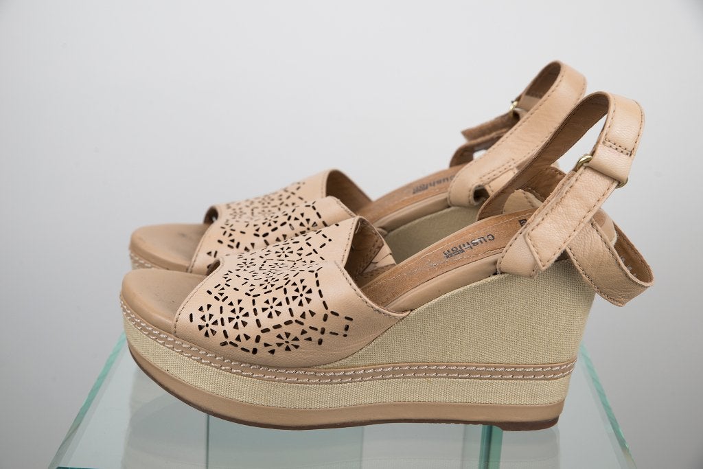 sandales compensées Clarks, Vêtements | Femmes, Chaussures, Comme neuf, Sandales et Mûles, Beige, Enlèvement ou Envoi