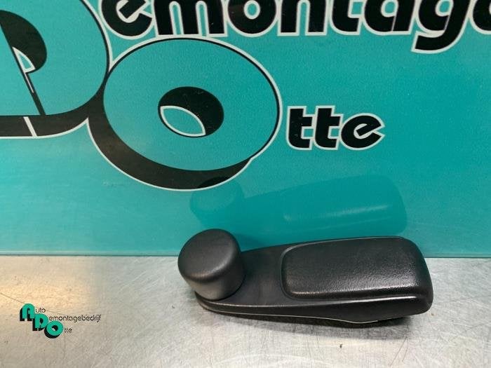 Manivelle de vitre d'un Peugeot 208 (208 12-), -, 3 mois de garantie, Utilisé, -
