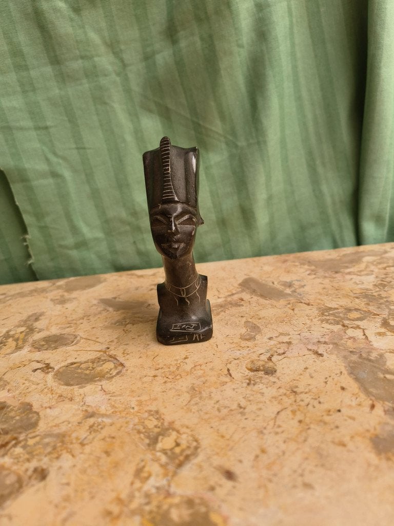 Klein zwaar stenen buste van Egyptische Koningin Nefertiti, Antiquités & Art, Art | Art non-occidental, Fait main, Sculpture, 11 cm